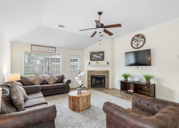 Smart TV, fireplace