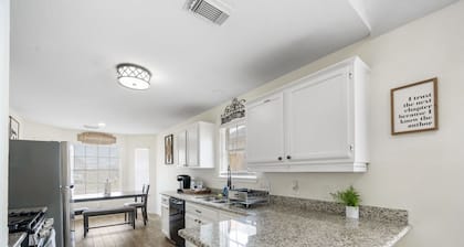 IAH Place-3/2 w a patio-sleeps 8+