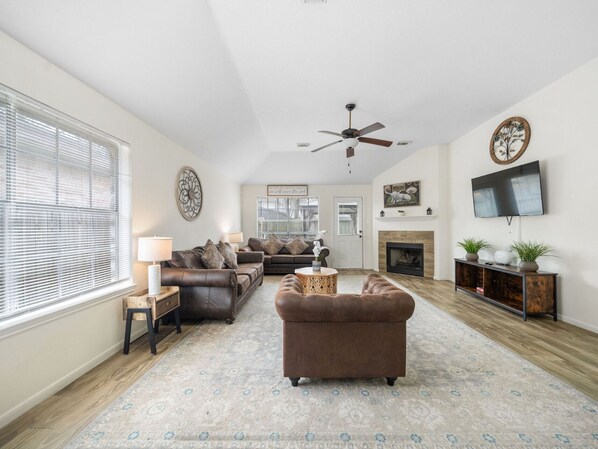 Smart TV, fireplace