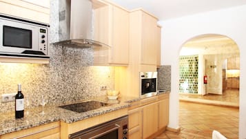 Frigorífic, microones, forn i placa de cuina