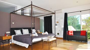 3 bedrooms, in-room safe, iron/ironing board, free WiFi