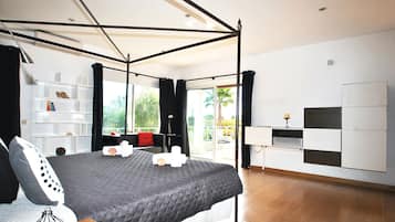 3 bedrooms, in-room safe, iron/ironing board, free WiFi