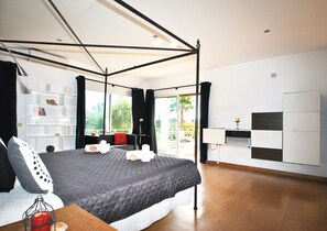 3 bedrooms, in-room safe, iron/ironing board, free WiFi