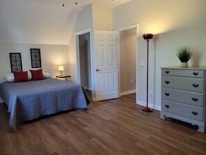 5 bedrooms, desk, iron/ironing board, free WiFi - Lake Marion's Big Red House. W/ Dock and Kayaks. Pet Friendly please read policy (Manning)