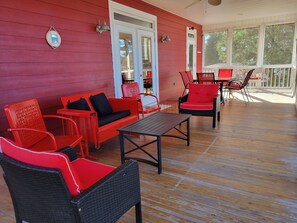 Outdoor dining - Lake Marion's Big Red House. W/ Dock and Kayaks. Pet Friendly please read policy (Manning)