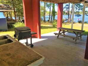 Outdoor dining - Lake Marion's Big Red House. W/ Dock and Kayaks. Pet Friendly please read policy (Manning)