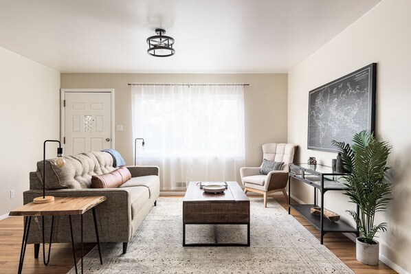 Smart TV - EXPLORE CO-Central fam home with large backyard! (Arvada)