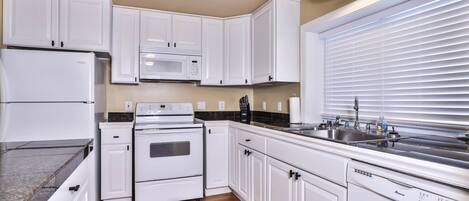 Ovn, kogeplade, spisebord, køkkenø