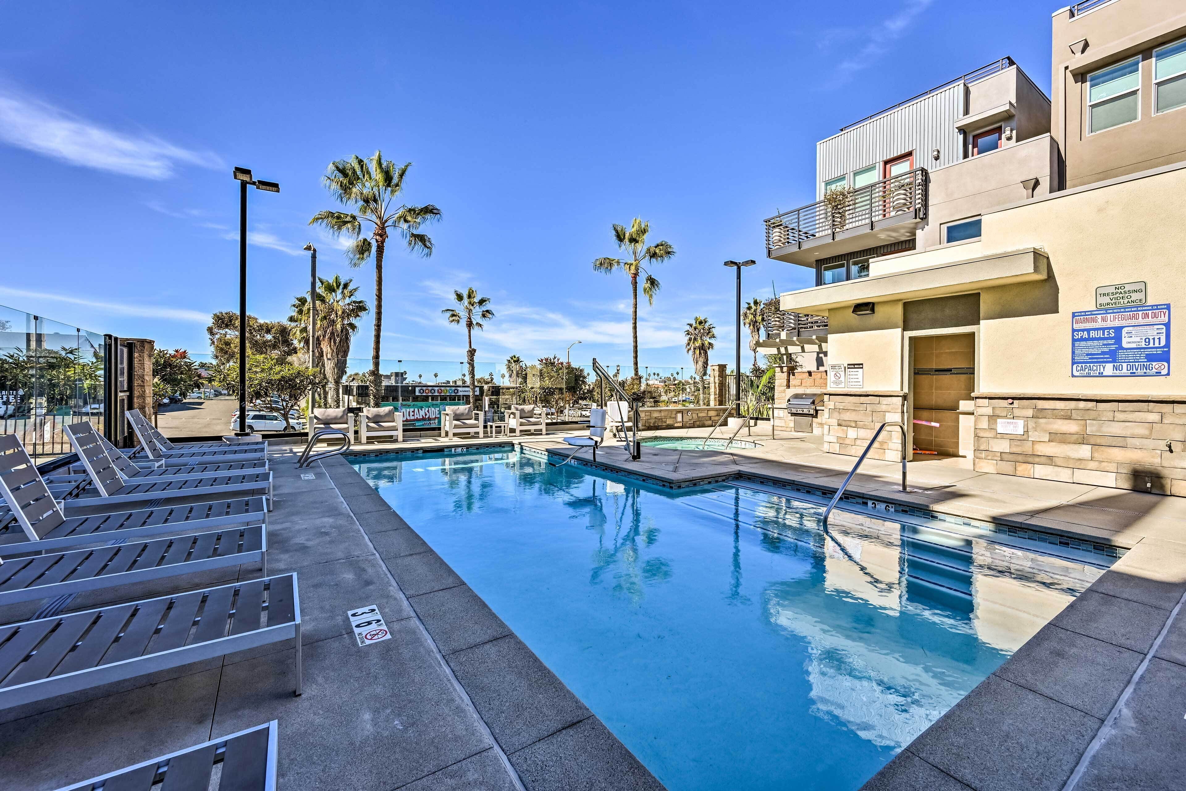 Stunning Oceanside Townhome - Walk to Beach!