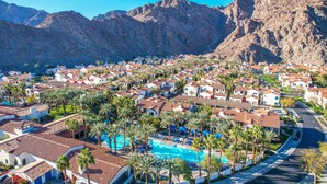 A residential area with houses, a swimming pool, and palm trees. - Fabulous King 2BR/2BA/2Car Legacy Villa near Pool (La Quinta)