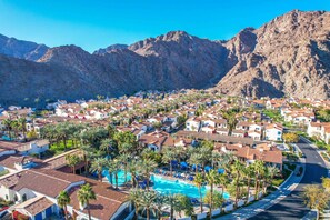 Utendørsbasseng og et oppvarmet basseng