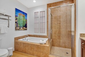 Badewanne, Haartrockner, Handtücher, Seife