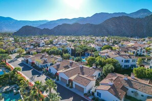 A residential area with houses, a swimming pool, and mountains in the background. - Fabulous King 2BR/2BA/2Car Legacy Villa near Pool (La Quinta)