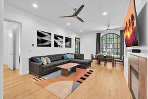 Smart TV, fireplace
