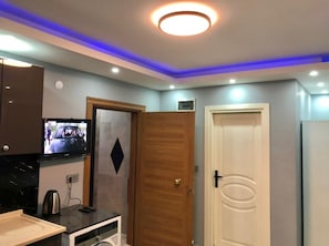 Deluxe-Studio | Wohnbereich | 32-Zoll-Flachbildfernseher mit Satellitenempfang, Fernseher