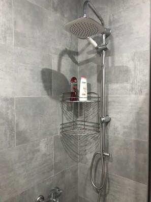 Douche, serviettes fournies
