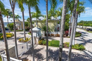 المنطقة المحيطة بالمنشأة