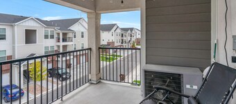 Beautiful 3 bed 2 bath, Lakeside Condo