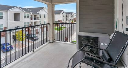 Beautiful 3 bed 2 bath, Lakeside Condo