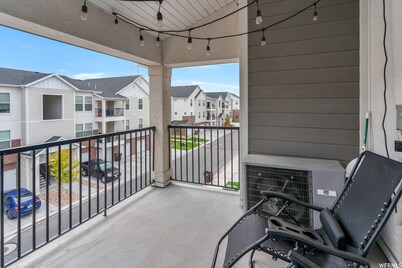 Beautiful 3 bed 2 bath, Lakeside Condo