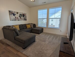 Smart TV - Beautiful 3 bed 2 bath, Lakeside Condo (Orem)