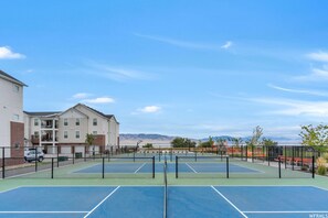 Sports court - Beautiful 3 bed 2 bath, Lakeside Condo (Orem)