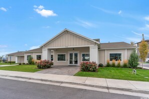 Exterior - Beautiful 3 bed 2 bath, Lakeside Condo (Orem)