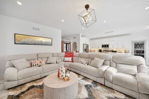 TV connectée, cheminée, jeux vidéo, livres