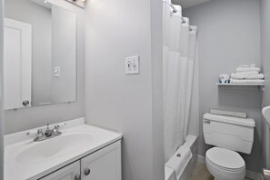 Habitación básica | Baño | Tina con regadera, amenidades de baño gratuitas, toallas, jabón 