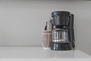 Habitación básica | Ropa de cama de alta calidad y espacio para trabajar con laptop 