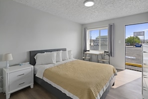 Habitación básica | Ropa de cama de alta calidad y espacio para trabajar con laptop 