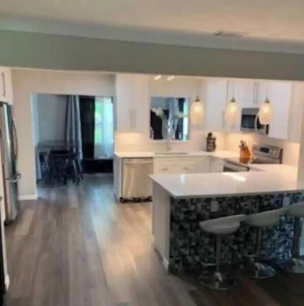 冷蔵庫、電子レンジ、オーブン、コンロ