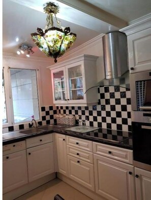 Private kitchen - baroque villa (Pierrefitte-sur-Seine)