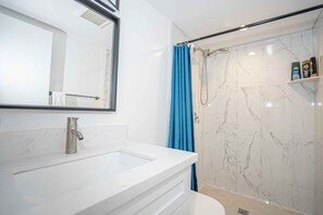 Combined shower/bathtub, hair dryer, towels, soap - New Renovated 3BD/2BA House(1K Mbps Wifi, Netflix,Pet-friendly) (West Covina)