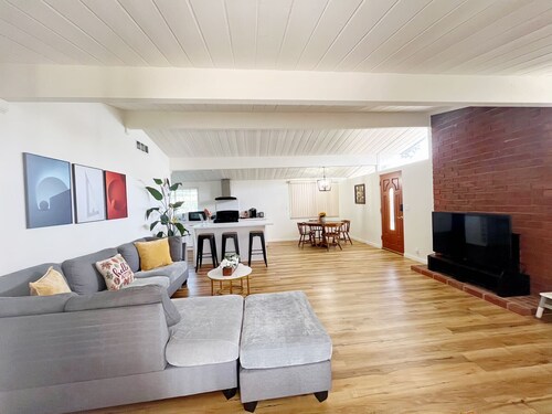 New Renovated 3BD/2BA House(1K Mbps Wifi, Netflix,Pet-friendly)