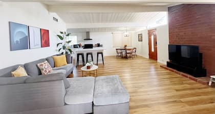 New Renovated 3BD/2BA House(1K Mbps Wifi, Netflix,Pet-friendly)