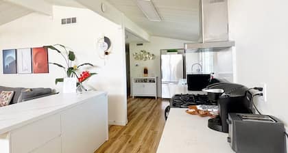 New Renovated 3BD/2BA House(1K Mbps Wifi, Netflix,Pet-friendly)