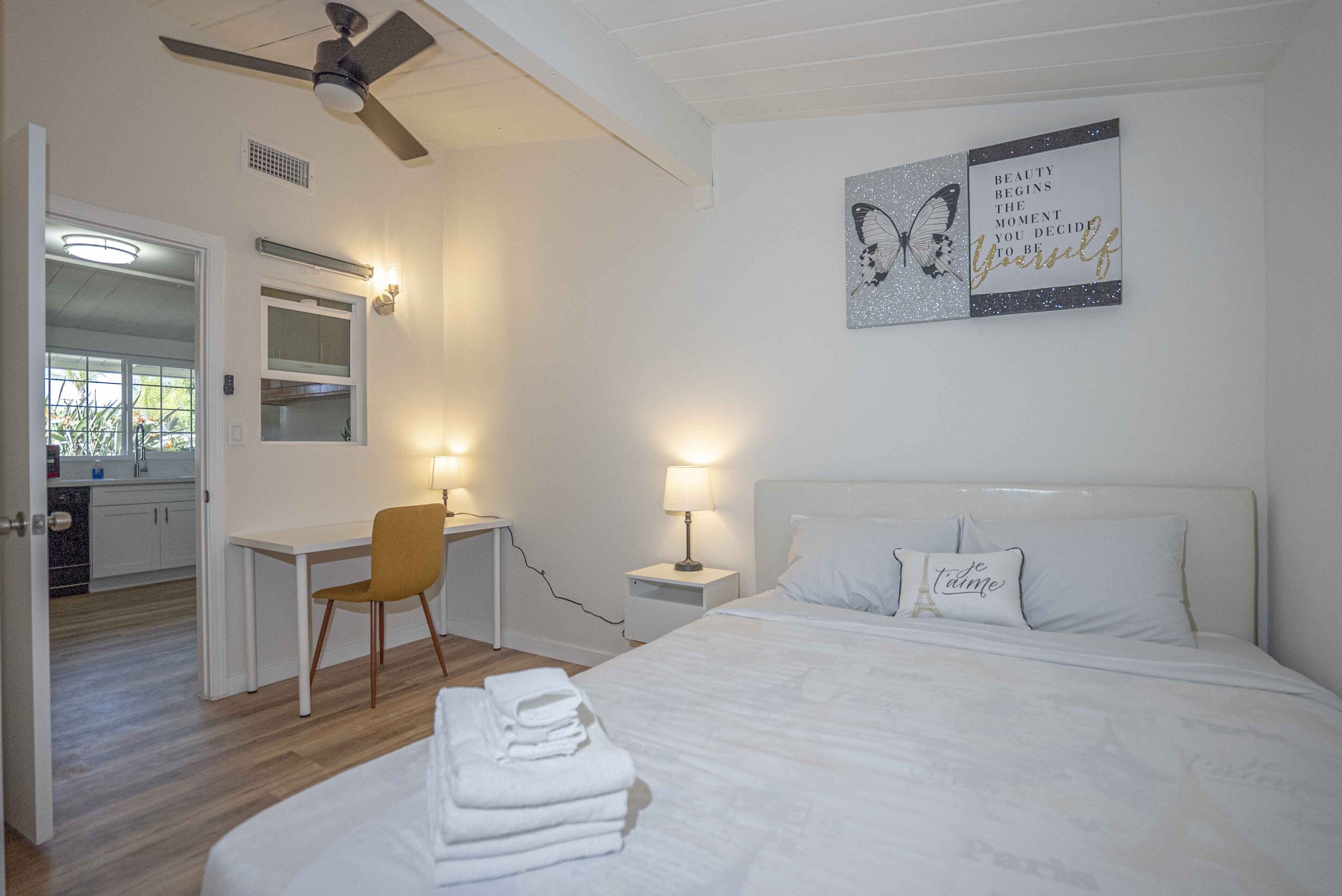 3 habitaciones, escritorio y tabla de planchar con plancha 