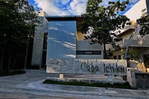 Un edificio moderno con facciata in pietra e un'insegna che recita 'Casa Ichki'.