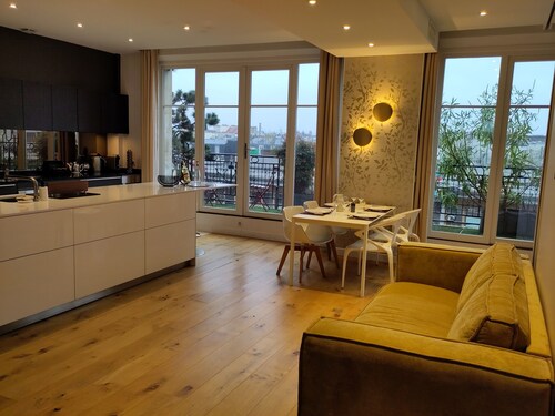 Prestigious apartment with balcony near the Hotel de ville A/C and Parking