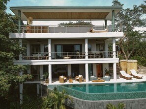 Een buitenzwembad, een verwarmd zwembad