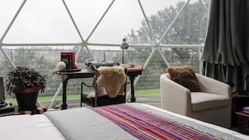 2 habitaciones, escritorio y ropa de cama
