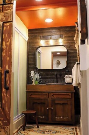 Shower, soap, shampoo, toilet paper - Freya Geo Dome Suite at El Mistico Ranch (Nogal)