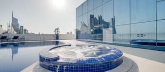 Located right in the heart of Dubai is this glamorous studio apt, stunning views