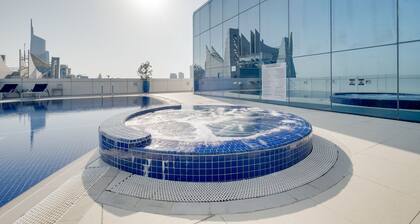 Located right in the heart of Dubai is this glamorous studio apt, stunning views