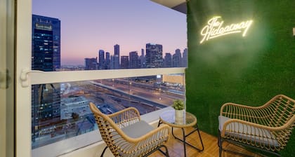 Located right in the heart of Dubai is this glamorous studio apt, stunning views