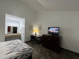 Caja de seguridad en la habitación y tabla de planchar con plancha 