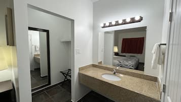 Grand Single Room | In-room safe, iron/ironing board, free WiFi