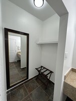 Caja de seguridad en la habitación y tabla de planchar con plancha