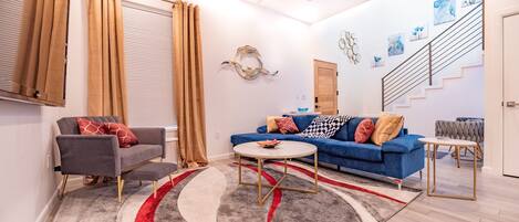 Smart TV, tenis de mesa, libros y monitor de computadora